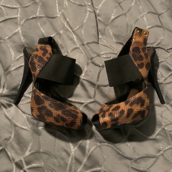 Vera Wang wedge animal print heels size 6 - Picture 3 of 5